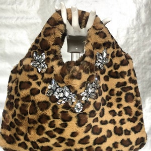 SAC À MAIN en fausse fourrure LÉOPARD en peluche fait main, agrémenté de gros strass cousus main et d'appliques, accessoire de mode cool