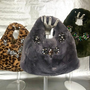 Luxueux sac à main en fausse fourrure gris personnalisé orné de grands strass en cristal cousus à la main. Accessoire Mode Girlfreind Cadeau Glam