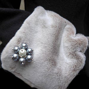 Rijke glamoureuze Fawn namaakbont manchetten met grijze Taffeta voering.