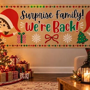 Op de afbeelding: Een rechthoekige horizontale banner met een beige achtergrond en de tekst Surprise Family! We're Back! in zwart, rood en groen. Het ontwerp bevat twee cartoon-elfjes met rode mutsen, een cadeau, sneeuwvlokken, een rode strik en een kerstboom.