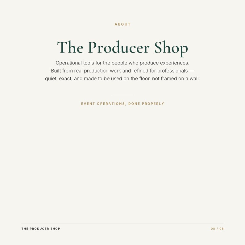 Peut inclure: Un graphique informatif blanc avec du texte vert fonc&eacute; indiquant The Producer Shop, suivi d'une description d'outils op&eacute;rationnels pour les professionnels de la production, et le texte Event Operations, Done Properly, avec le num&eacute;ro 08 / 08 en bas.