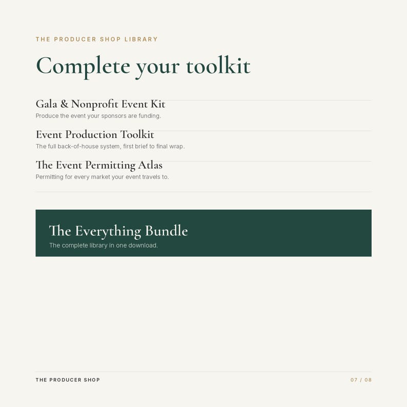 Może przedstawiać: Dokument cyfrowy zatytułowany The Producer Shop Library Complete your toolkit. Zawiera listę Gala & Nonprofit Event Kit, Event Production Toolkit, The Event Permitting Atlas oraz The Everything Bundle w ciemnozielonym tekście na kremowym tle.