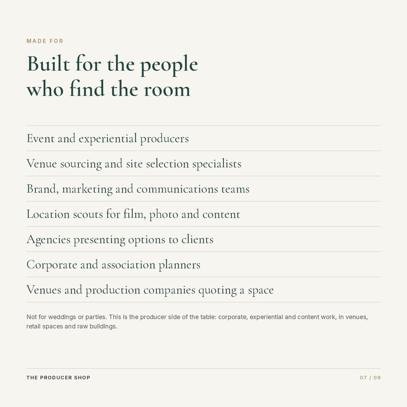 K&ouml;nnte beinhalten: Eine wei&szlig;e Informationsgrafik mit dunkelgr&uuml;nem Text: MADE FOR Built for the people who find the room. Sie listet berufliche Rollen auf, darunter Veranstaltungsproduzenten, Standortspezialisten und Location Scouts, und endet mit THE PRODUCER SHOP 07/09.