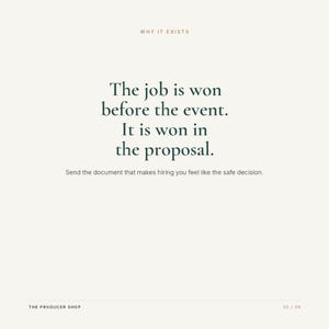 K&ouml;nnte beinhalten: Eine wei&szlig;e Grafikkarte mit dem Text WHY IT EXISTS oben, gefolgt von dem dunkelgr&uuml;nen Text: The job is won before the event. It is won in the proposal. Send the document that makes hiring you feel like the safe decision. THE PRODUCER SHOP 05 / 08 steht unten.