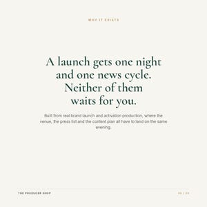 K&ouml;nnte beinhalten: Ein wei&szlig;er Grafikdruck mit dem Text WHY IT EXISTS oben, gefolgt von dem Zitat: A launch gets one night and one news cycle. Neither of them waits for you. Darunter befindet sich Text &uuml;ber Markenstartproduktion, THE PRODUCER SHOP und 06 / 08.