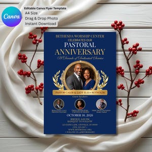 Op de afbeelding: Een marineblauwe flyer-sjabloon voor een pastoraal jubileumfeest in het Bethesda Worship Center. Het ontwerp bevat gouden tekst, een centrale ronde foto van een echtpaar en drie kleinere ronde foto's van gastsprekers. Bevat evenementdetails voor 18 oktober 2026.
