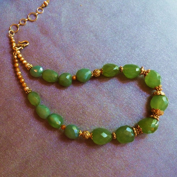 Klobige grüner Chalcedon mit antikisiert gold und goldenen Perlen...