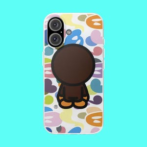Könnte beinhalten: Eine Smartphone-Hülle mit einem sich wiederholenden Muster aus bunten abstrakten Formen in Blau, Gelb, Orange und Lila. In der Mitte befindet sich eine dunkelbraune, kreisförmige Figur mit braunem Körper und orangen Füßen sowie einem kleinen R-Symbol.