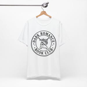 Camiseta con el escudo del club de lectura de romance oscuro / Camiseta para lectores con moral ambigua / Merchandising de BookTok / Regalo picante para amantes de los libros