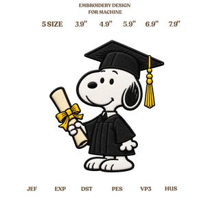Pode incluir: Design de bordado à máquina com um cão de desenho animado branco usando um capelo preto com borla amarela e uma beca preta, segurando um diploma enrolado com uma fita amarela. Texto: EMBROIDERY DESIGN FOR MACHINE, 5 SIZE, 3.9", 4.9", 5.9", 6.9", 7.9", JEF, EXP, DST, PES, VP3, HUS.