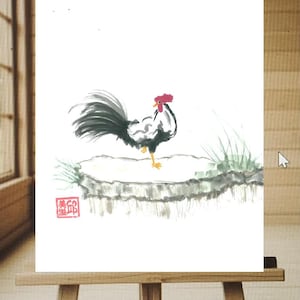 Op de afbeelding: Een aquarel op wit papier met een haan die op één poot op een met gras begroeide heuvel staat. De haan heeft zwart-witte veren, een rode kam en gele poten. Een klein plukje groen gras en een rood vierkant zegel zijn op de afbeelding zichtbaar.