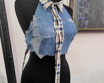 Top halter exclusivo em patchwork jeans reciclado, top cropped jeans repaginado, blusa de festival grunge Y2K com costas abertas