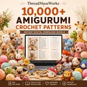 Puede incluir: Un paquete digital de más de 10,000 patrones de ganchillo amigurumi de ThreadMuseWorks, con una computadora portátil que muestra diagramas rodeada de numerosas figuras de animales tejidas y ovillos de lana.