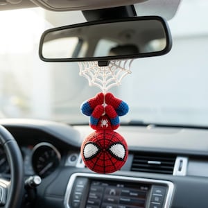 Ciondolo per specchietto retrovisore dell'auto di Spiderman all'uncinetto / Portachiavi da appendere fatto a mano con supereroe / Accessorio per specchietto retrovisore a forma di ragnatela / Simpatico regalo decorativo per auto