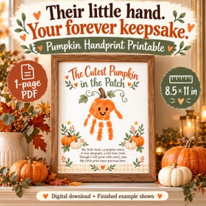 Puede incluir: Una lámina digital enmarcada en madera con el texto The Cutest Pumpkin in the Patch y una huella de mano con forma de calabaza. El diseño incluye calabazas naranjas, hojas verdes y un poema. Sus dimensiones son 21,59 x 27,94 cm.