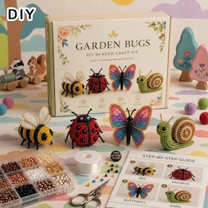 Peut inclure: Un kit de loisirs créatifs de perles Garden Bugs avec une boîte illustrée montrant une abeille, une coccinelle, un papillon et un escargot. Le kit comprend des figurines perlées, un organisateur en plastique, du fil, des ciseaux et un guide.