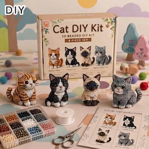 Könnte beinhalten: Ein 3D-Perlen-Katzen-Bastelset mit einem Karton mit der Aufschrift Cat DIY Kit, vier kleinen Katzenfiguren aus Perlen in den Mustern Orange Tabby, Tuxedo, Siam und Grau, einem Perlen-Sortierkasten, weißem Garn, einer Schere und einer Anleitung.