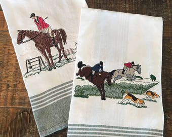 Hunt Scene Set of 2 Embroidered Towels