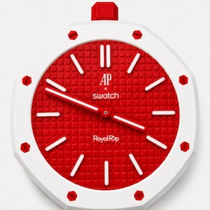 Puede incluir: Un reloj de pared con marco octogonal blanco y detalles rojos en forma de tornillo. La esfera roja tiene un patrón de cuadrícula texturizado, marcadores de hora blancos y manecillas blancas. El centro muestra AP x swatch y Royal Pop.
