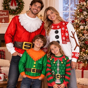 Puede incluir: Una colección de cuatro sudaderas navideñas de manga larga con diseños festivos. Una sudadera representa un traje de Papá Noel con barba blanca, otra un muñeco de nieve con bufanda roja y dos presentan motivos de elfos con cinturones.