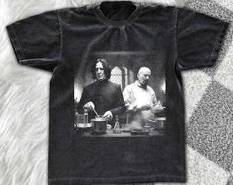 Komfortfärgad Severus Snape och Walter White i droglaboratoriets matlagningst-shirt