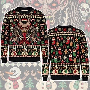 Op de afbeelding: Een zwarte trui met lange mouwen en ronde hals met een Krampus-afbeelding met hoorns, een lange tong en een bel, omringd door schedels, zuurstokken en peperkoekmannetjes. Het patroon bevat sneeuwpoppen, kerstbomen en kousen in rood, wit en groen.