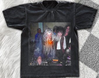 Rolig trollkarl DJ komfortfärgad skjorta, gotisk fantasy grafisk t-shirt, vintage magisk rave-t-shirt, retro underjordisk partytröja