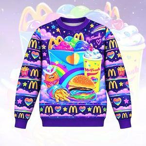 Könnte beinhalten: Ein violettes Langarm-Sweatshirt mit einem farbenfrohen Grafikdruck von Fast-Food-Artikeln, darunter ein Burger, Pommes frites und ein Becher mit der Aufschrift McFrank. Das Design zeigt goldene Bögen, Regenbogenherzen, Sterne und Wolken.
