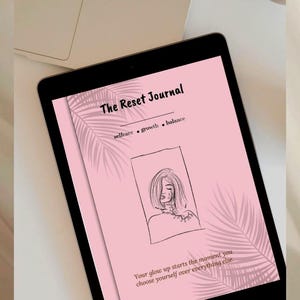 Könnte beinhalten: Ein Tablet mit einem rosa digitalen Journal-Cover mit dem Titel The Reset Journal, den Wörtern selfcare, growth, balance und dem Text Your glow up starts the moment you choose yourself over everything else, inklusive einer Strichzeichnung.