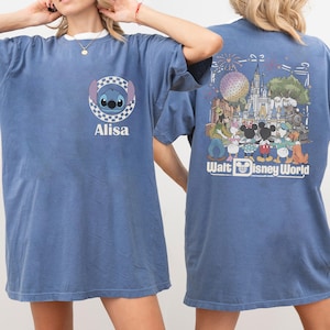 Puede incluir: Una camiseta azul con un gr&aacute;fico frontal de Stitch dentro de un c&iacute;rculo a cuadros con el nombre Alisa debajo. El gr&aacute;fico trasero muestra una escena colorida de personajes de Disney en Walt Disney World con un castillo, fuegos artificiales y el texto Walt Disney World.