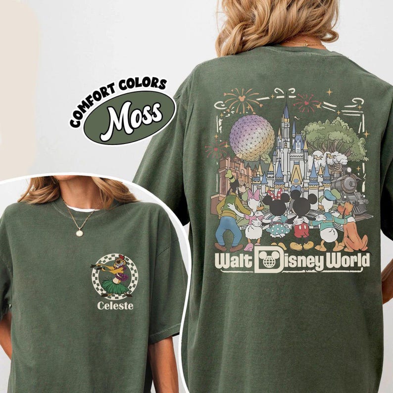 Puede incluir: Una camiseta verde musgo con un peque&ntilde;o gr&aacute;fico en el pecho de un personaje con falda hawaiana dentro de un c&iacute;rculo a cuadros con el nombre Celeste. La parte trasera muestra una gran ilustraci&oacute;n de personajes Disney en Walt Disney World.