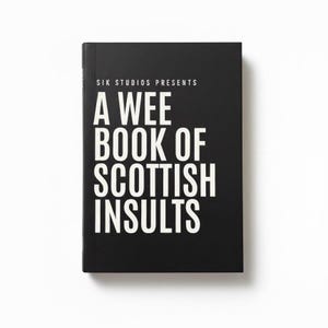 Pode incluir: Um livro de capa dura preto com texto branco na capa que diz SIK STUDIOS PRESENTS A WEE BOOK OF SCOTTISH INSULTS. O título está impresso em uma fonte negrito sem serifa, com as palavras empilhadas verticalmente em um layout limpo.