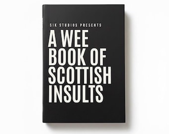 Puede incluir: Un libro de tapa dura negro con texto blanco en la portada que dice SIK STUDIOS PRESENTS A WEE BOOK OF SCOTTISH INSULTS. El título está impreso en una fuente negrita sin remates, con las palabras apiladas verticalmente en un diseño limpio.