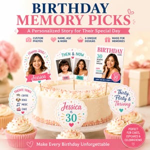Pode incluir: Um conjunto de topos de bolo de aniversário personalizados com vários designs, incluindo molduras para fotos com texto como Happy 30th, Then & Now e Birthday Today. Os topos estão dispostos num bolo branco com granulado rosa e cupcakes.