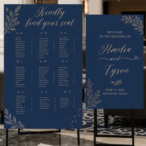 Puede incluir: Un conjunto de cartel de bienvenida y plano de asientos para bodas en azul marino con ilustraciones botánicas doradas y texto en cursiva. El plano de asientos muestra los nombres de los invitados de la A a la Z, y el cartel dice Welcome to the wedding of Amelia and Tyson, June 15, 2026, Houston, Texas.