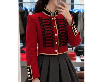Rote Damenjacke im Militärstil | Schwarze, goldgeflochtene Husarenjacke | Viktorianische Kapellenjacke | Paradekostüm | Bühnenjacke