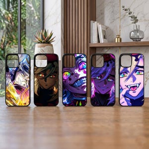 Può includere: Cinque cover nere per smartphone con illustrazioni di personaggi in stile anime. Ogni cover mostra un ritratto unico con occhi colorati ed espressivi, denti affilati ed effetti di luce dinamici, con dettagli artistici su sfondo scuro.