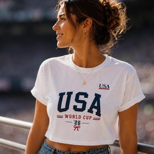 Top corto de la Copa Mundial de EE. UU. 2026, camiseta vintage desgastada para aficionados al fútbol, camiseta de mujer de la selección femenina de EE. UU. imagen 1