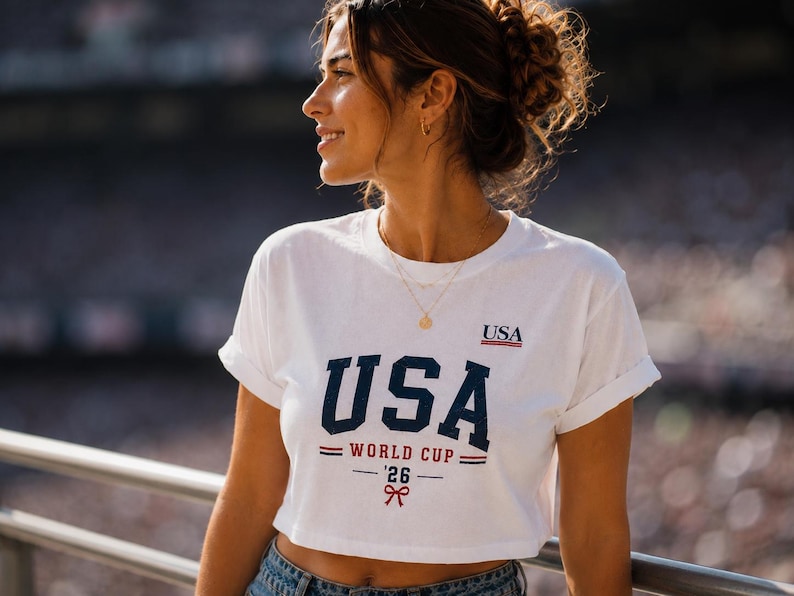 Top corto de la Copa Mundial de EE. UU. 2026, camiseta vintage desgastada para aficionados al fútbol, camiseta de mujer de la selección femenina de EE. UU. imagen 1
