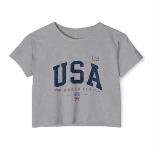 Top corto de la Copa Mundial de EE. UU. 2026, camiseta vintage desgastada para aficionados al fútbol, camiseta de mujer de la selección femenina de EE. UU. Heather Grey