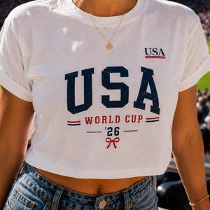 Top corto de la Copa Mundial de EE. UU. 2026, camiseta vintage desgastada para aficionados al fútbol, camiseta de mujer de la selección femenina de EE. UU. imagen 2