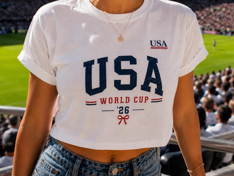 Top corto de la Copa Mundial de EE. UU. 2026, camiseta vintage desgastada para aficionados al fútbol, camiseta de mujer de la selección femenina de EE. UU. imagen 2