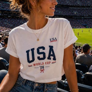 Top corto de la Copa Mundial de EE. UU. 2026, camiseta vintage desgastada para aficionados al fútbol, camiseta de mujer de la selección femenina de EE. UU. imagen 5