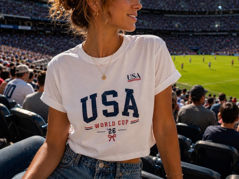 Top corto de la Copa Mundial de EE. UU. 2026, camiseta vintage desgastada para aficionados al fútbol, camiseta de mujer de la selección femenina de EE. UU. imagen 5