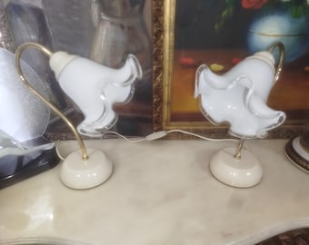 Lampade da comodino vintage in stile Art Nouveau/Hollywood Regency. Vetro bianco increspato di Murano, progettato per imitare un fiore in boccio.
