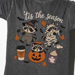 Koszulka Comfort Colors z szopem na Halloween, koszulka z nadrukiem retro ducha i mumii szopa na sezon Tis The Season zdjęcie 1