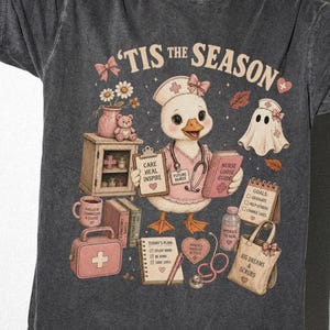 Koszulka dla pielęgniarki na Halloween w komfortowych kolorach, koszulka retro Silly Goose Nursing School Tis the Season Spooky