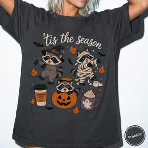 Koszulka Comfort Colors z szopem na Halloween, koszulka z nadrukiem retro ducha i mumii szopa na sezon Tis The Season Graphite