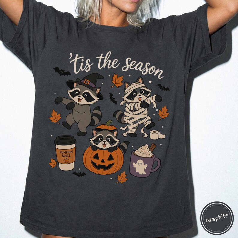 Koszulka Comfort Colors z szopem na Halloween, koszulka z nadrukiem retro ducha i mumii szopa na sezon Tis The Season Graphite