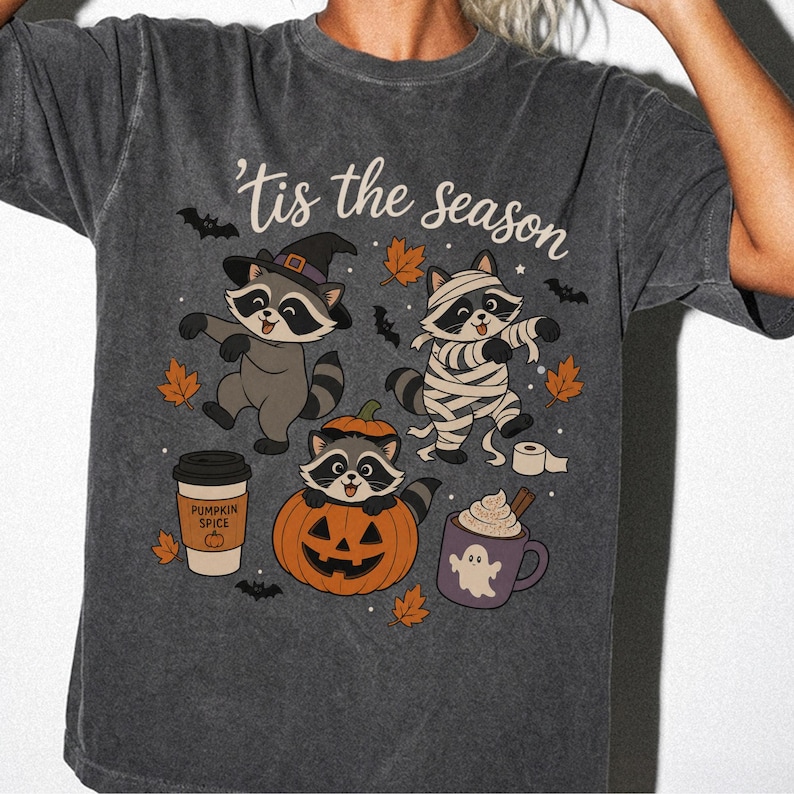 Koszulka Comfort Colors z szopem na Halloween, koszulka z nadrukiem retro ducha i mumii szopa na sezon Tis The Season zdjęcie 1